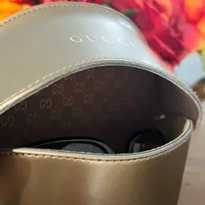 Gucci | Accessories | Gucci Queen Bow Sunglasses Euc | Poshmark display picture 2